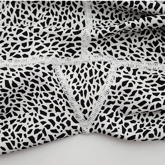 Lululemon Real Quick Tight Crops Miss Mosaic White Posey Black White Size 8 - Picture 9 of 14
